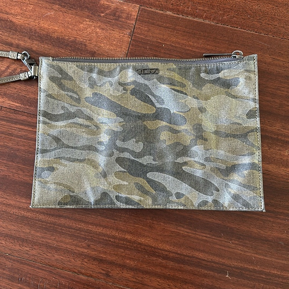 Tumi clutch